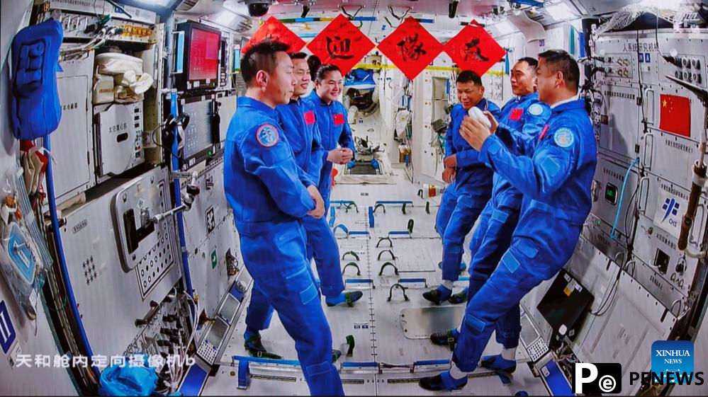 20 astronauts enter space station