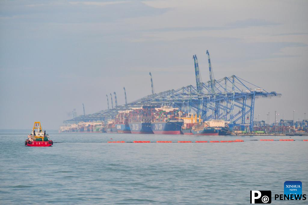 Giant Chinese dredger ＂Xin Hai Feng＂ facilitates port construction of Malaysia