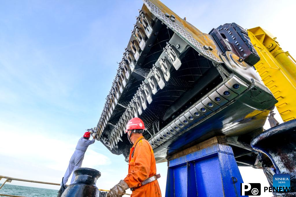 Giant Chinese dredger ＂Xin Hai Feng＂ facilitates port construction of Malaysia