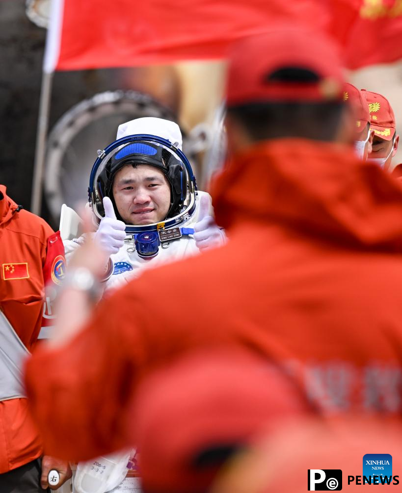19 astronauts out of return capsule in good health