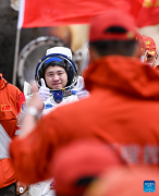 19 astronauts out of return capsule in good health