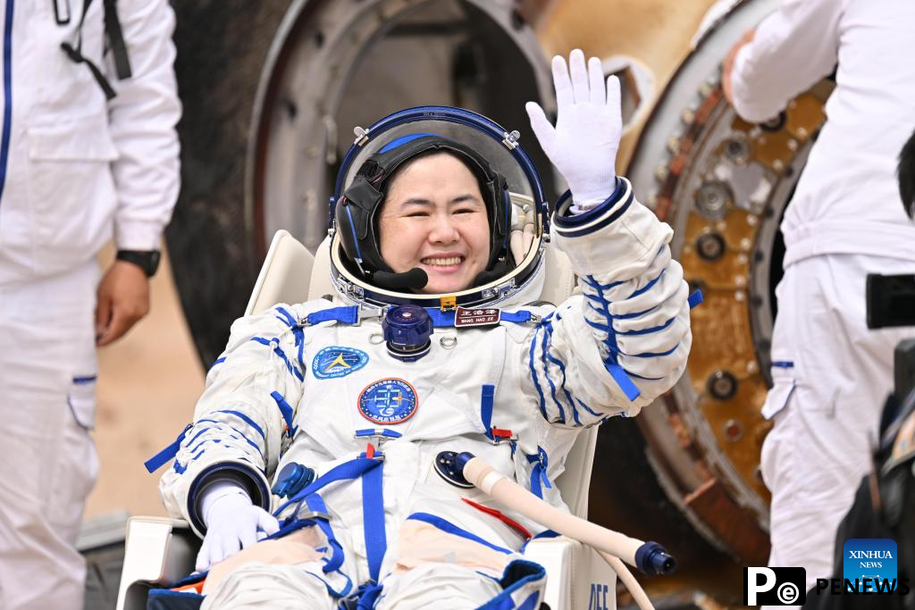 19 astronauts out of return capsule in good health