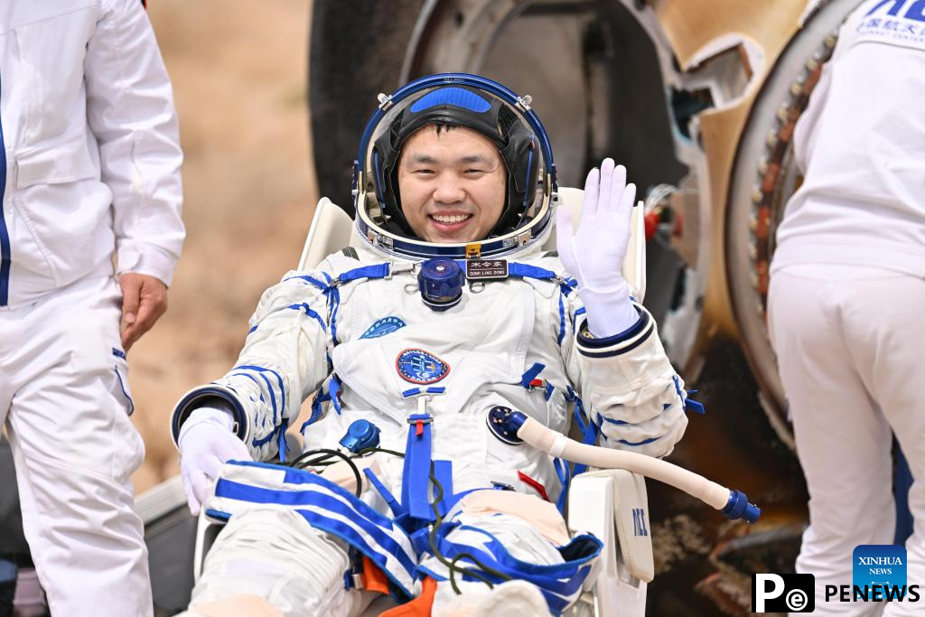 19 astronauts out of return capsule in good health