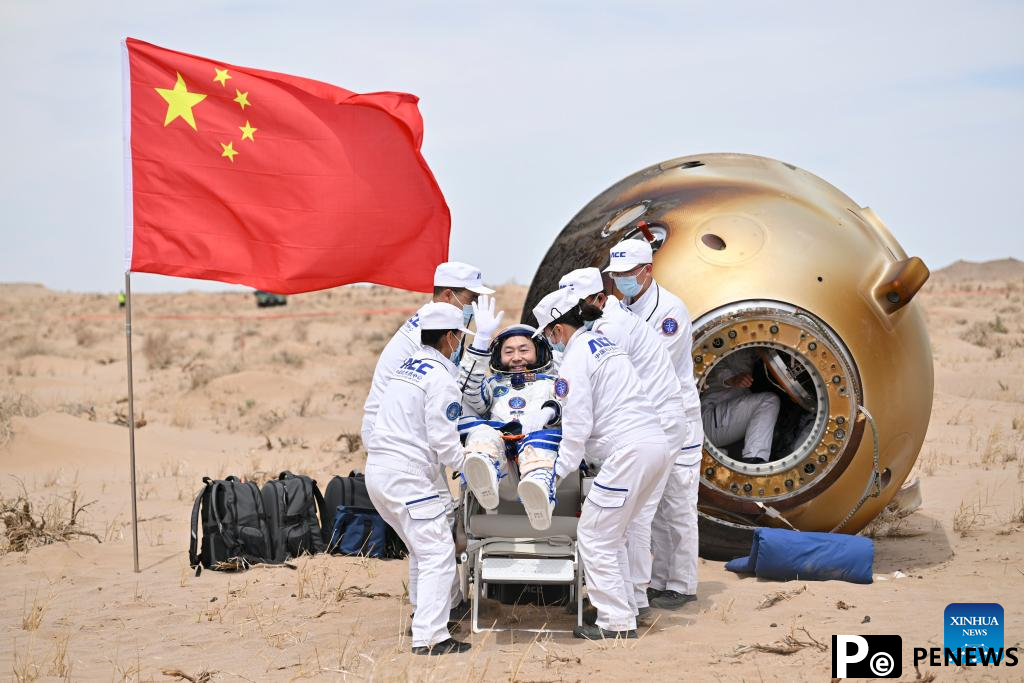 19 astronauts out of return capsule in good health