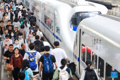 China to handle 144 mln railway passenger trips during May Day holiday