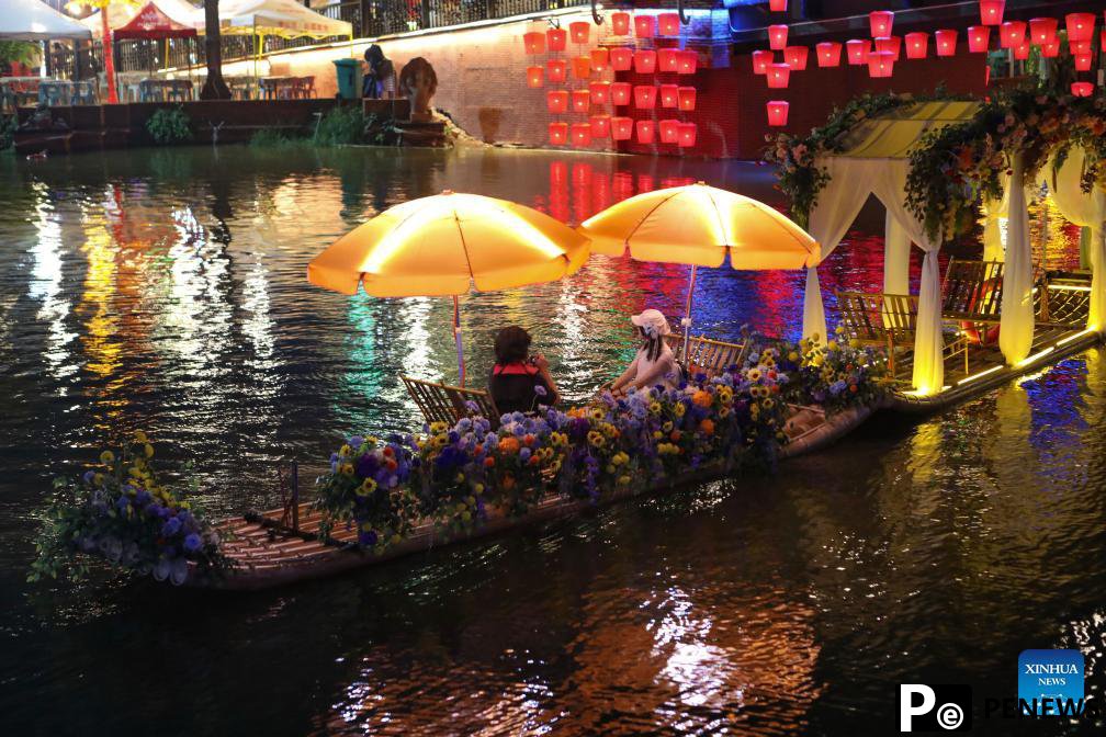 Vibrant snapshots of China during Labor Day holiday