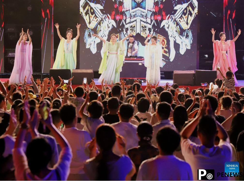 Vibrant snapshots of China during Labor Day holiday