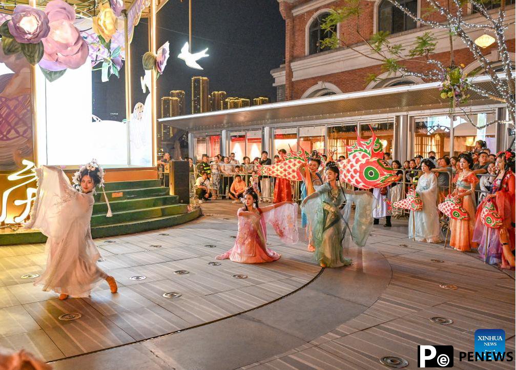 Vibrant snapshots of China during Labor Day holiday