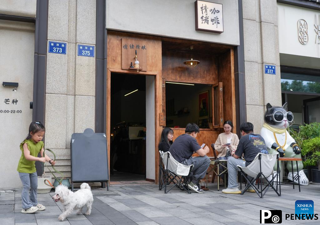 People across China enjoy May Day holiday in various ways