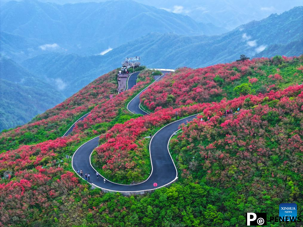 People across China enjoy May Day holiday in various ways