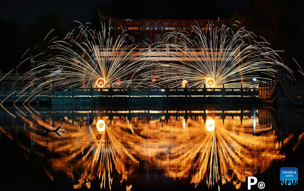 People across China enjoy May Day holiday in various ways