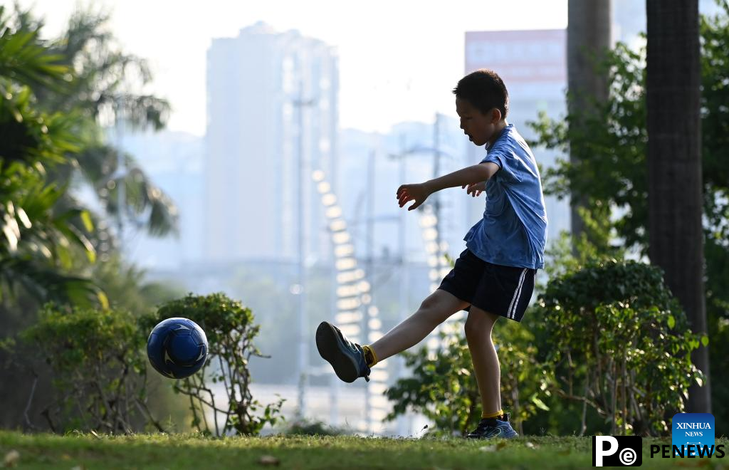 People across China enjoy May Day holiday in various ways