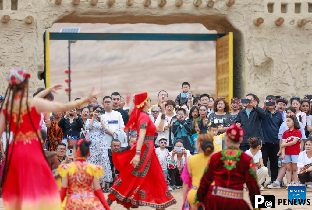 People across China enjoy May Day holiday in various ways