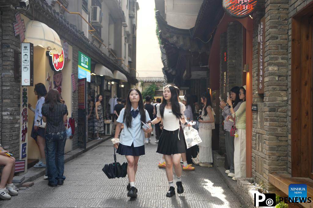 People across China enjoy May Day holiday in various ways