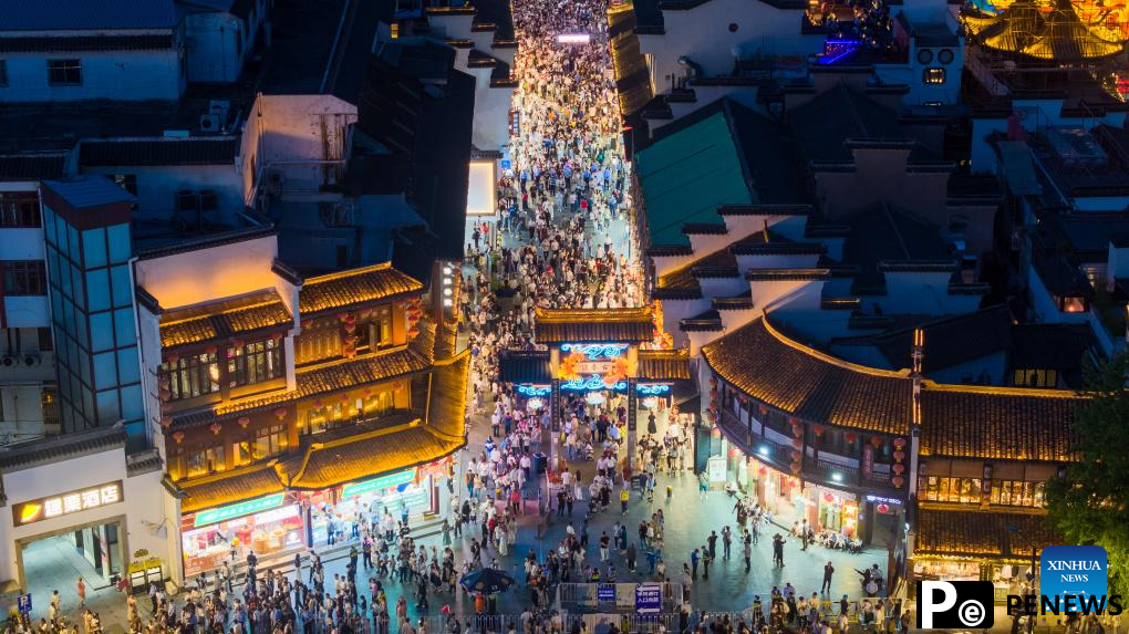 People across China enjoy May Day holiday in various ways