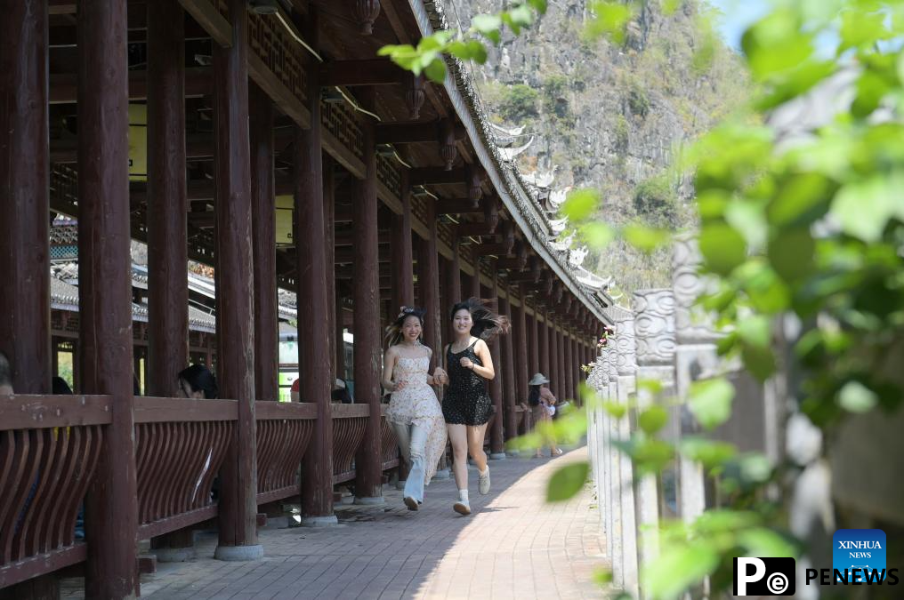 People across China enjoy May Day holiday in various ways