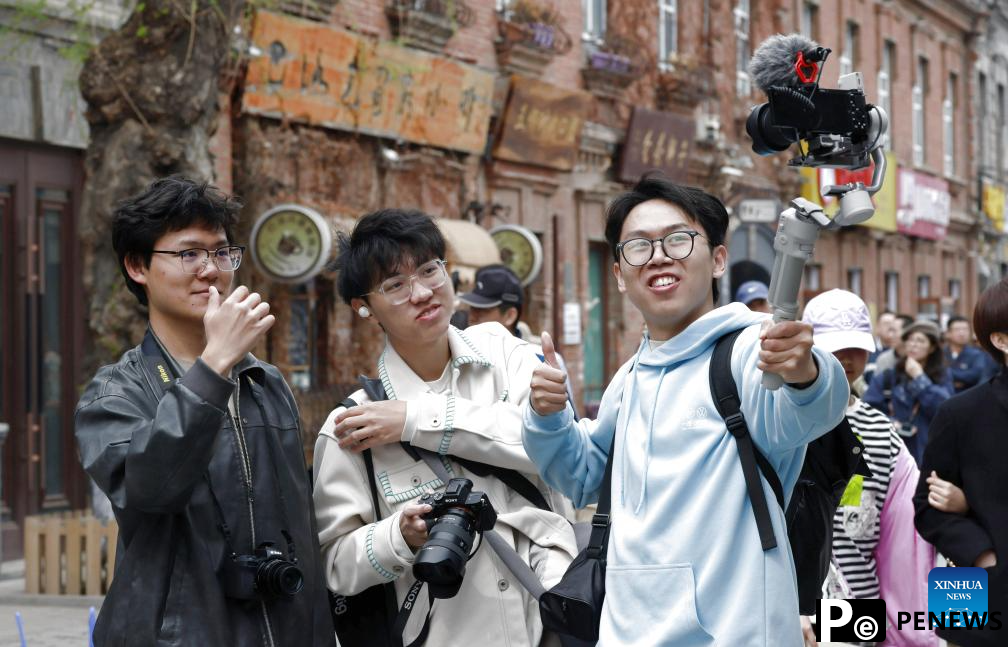People across China enjoy May Day holiday in various ways