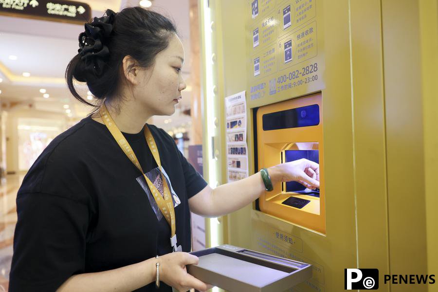 In pics: Smart gold store debuts in Shanghai