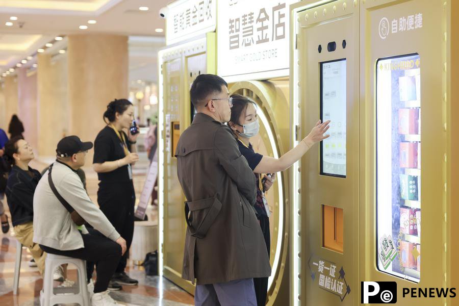 In pics: Smart gold store debuts in Shanghai