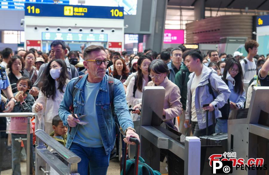 China handles 112 mln railway passenger trips during May Day holiday