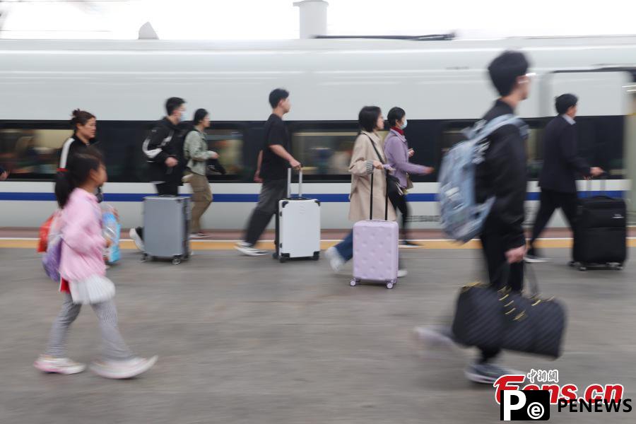 China handles 112 mln railway passenger trips during May Day holiday