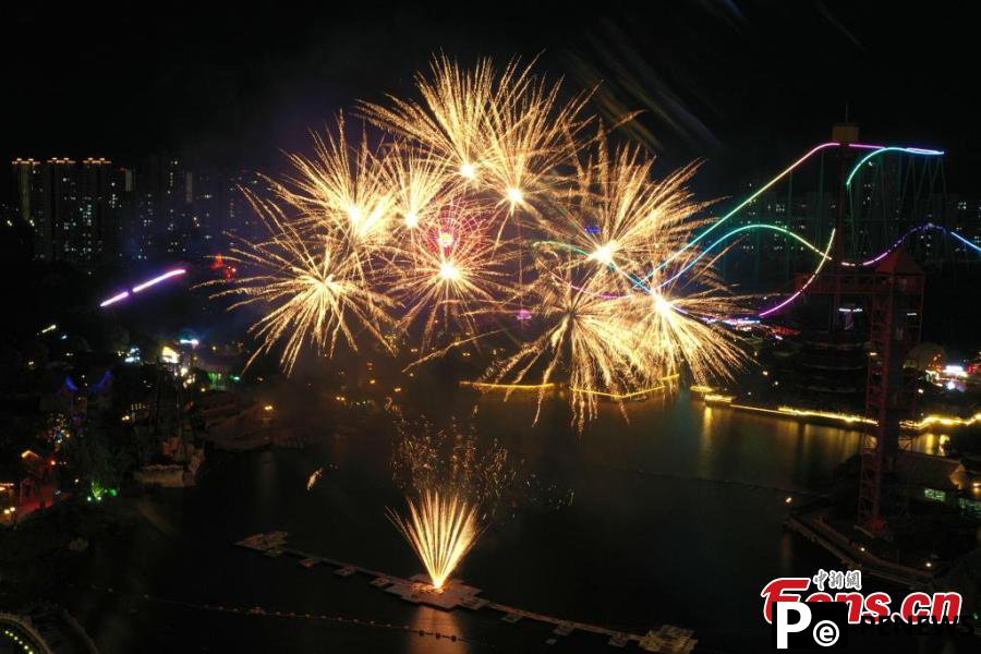 Fireworks show lights up sky in E China