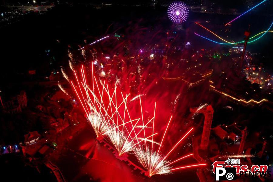 Fireworks show lights up sky in E China