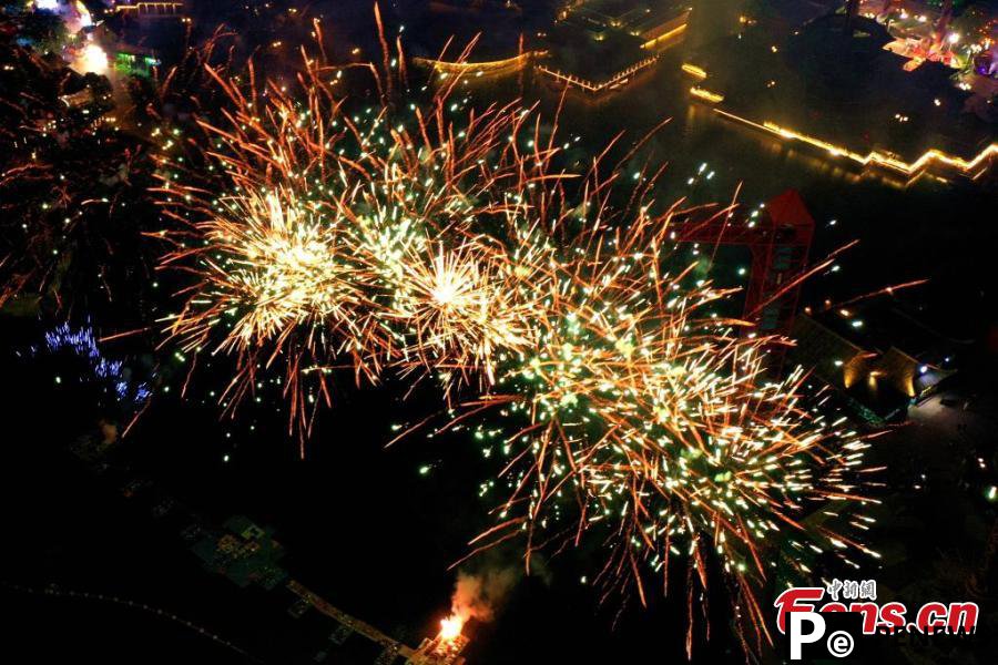 Fireworks show lights up sky in E China