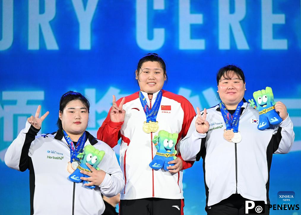 Li Yan of China wins gold in women