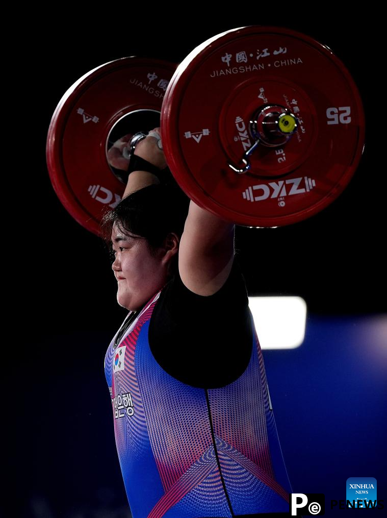 Li Yan of China wins gold in women