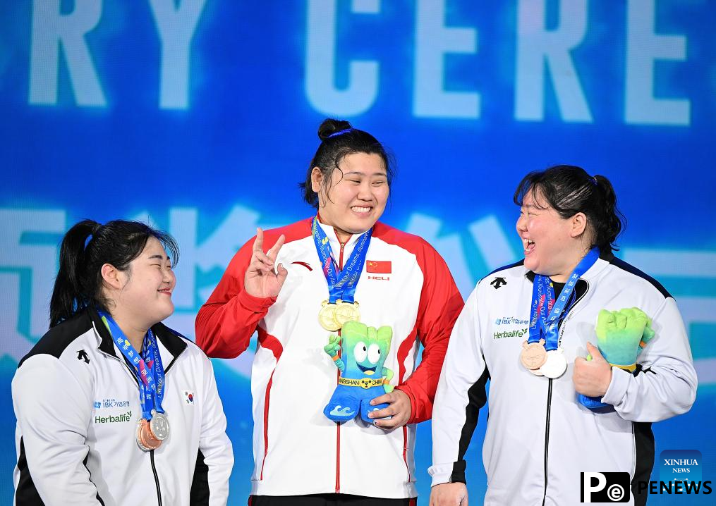 Li Yan of China wins gold in women
