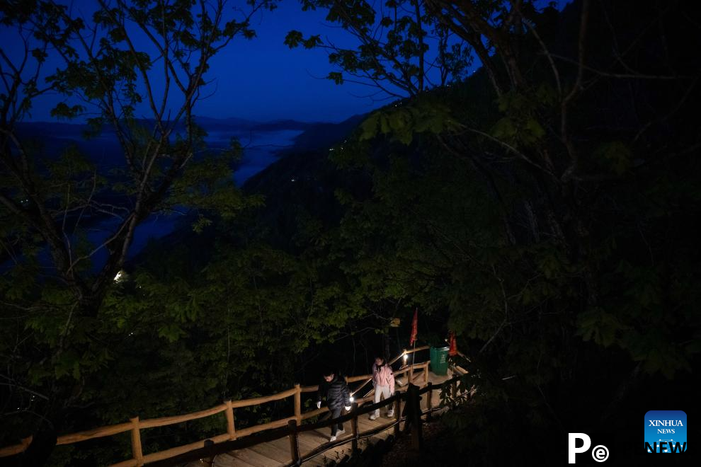 Jinzu Peak scenic area attracts tourists with stunning sunrise