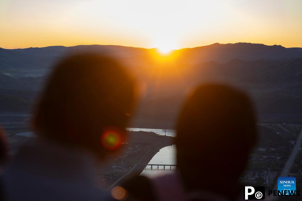 Jinzu Peak scenic area attracts tourists with stunning sunrise