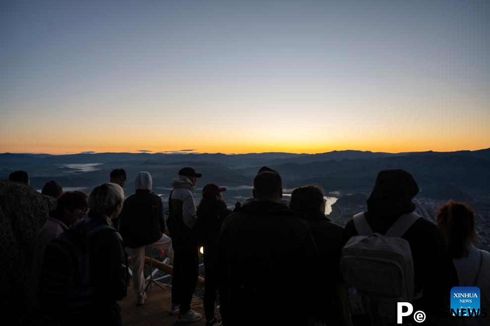 Jinzu Peak scenic area attracts tourists with stunning sunrise