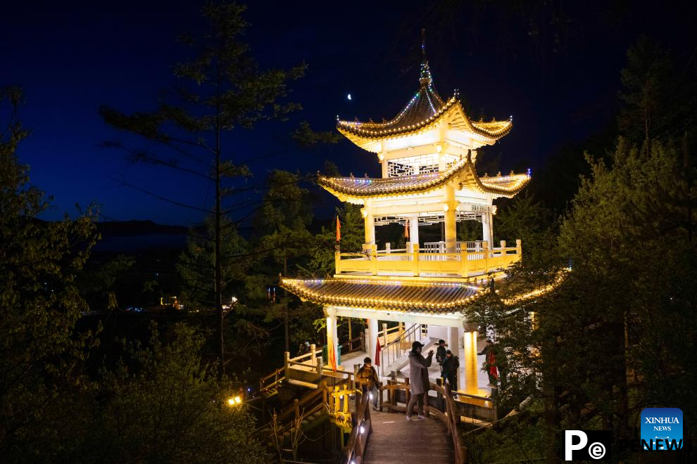 Jinzu Peak scenic area attracts tourists with stunning sunrise