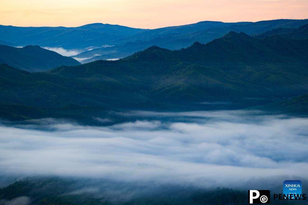 Jinzu Peak scenic area attracts tourists with stunning sunrise