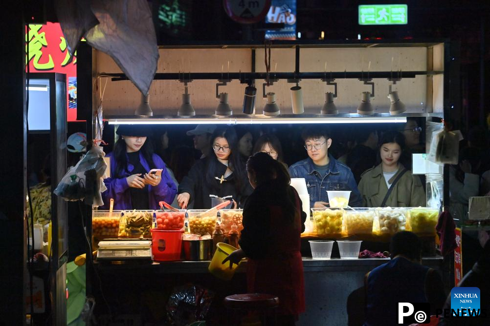 Night fairs and booths boost night economy in Nanning, China