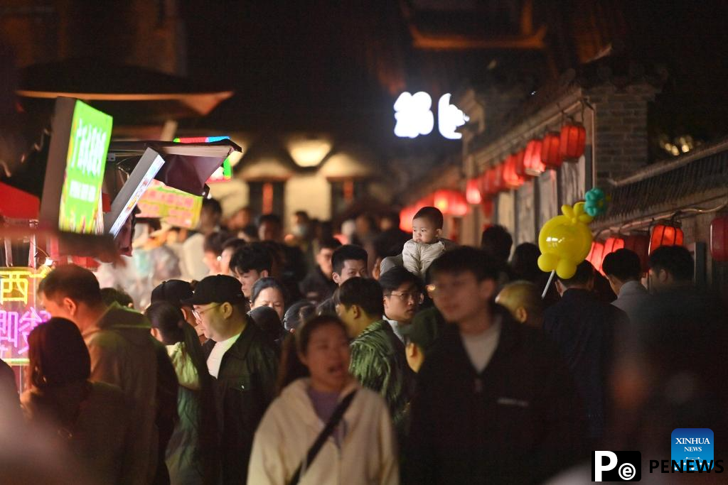 Night fairs and booths boost night economy in Nanning, China