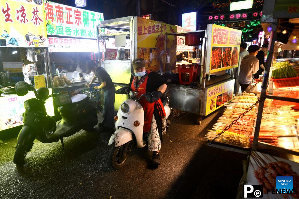 Night fairs and booths boost night economy in Nanning, China