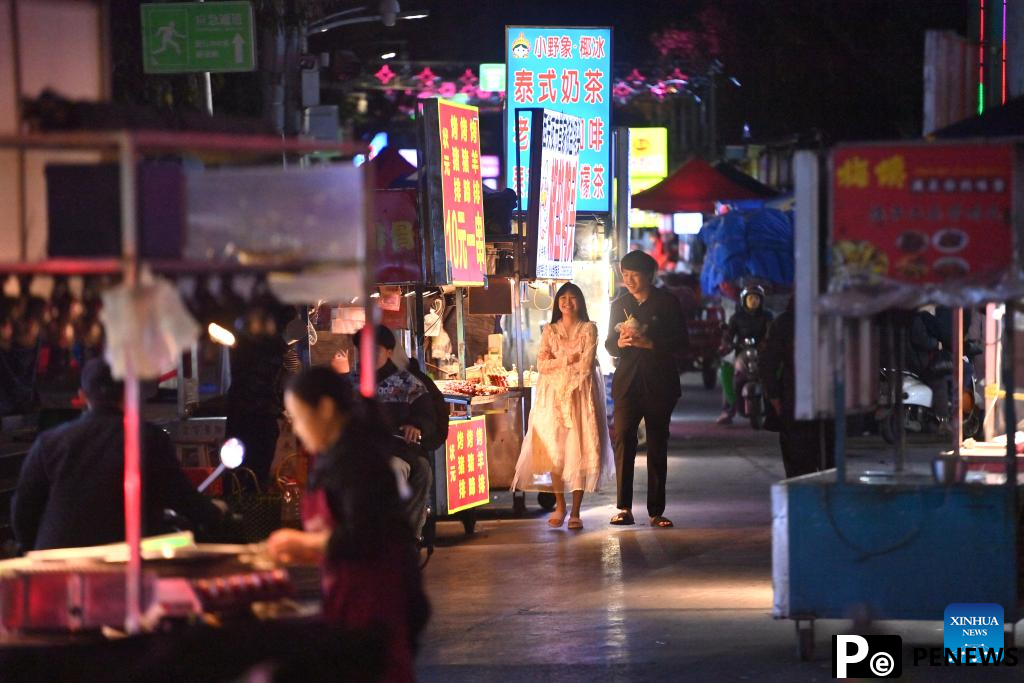 Night fairs and booths boost night economy in Nanning, China