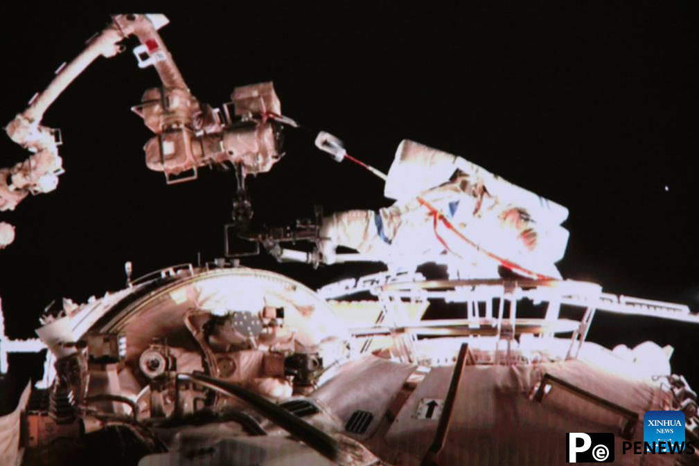 20 astronauts complete first spacewalk