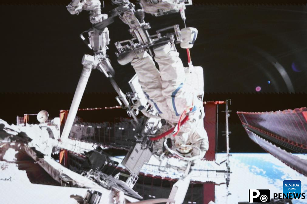 20 astronauts complete first spacewalk