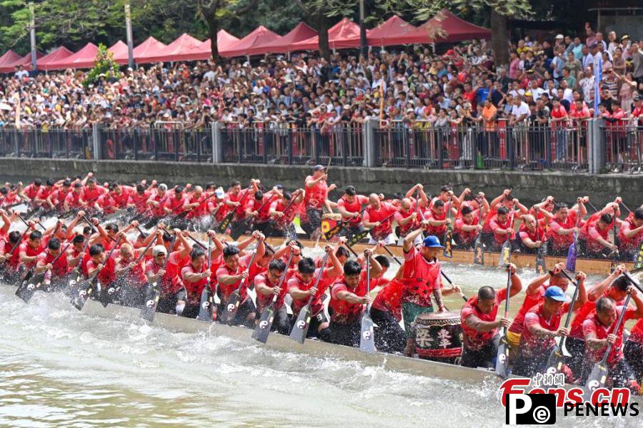 Dragon boat race held to celebrate upcoming festival in S China
