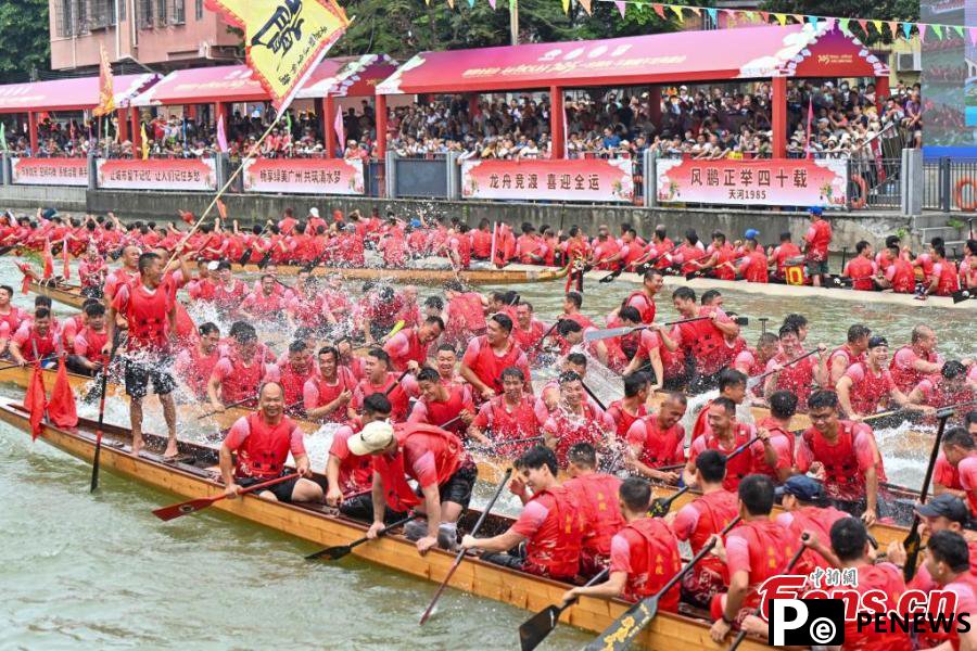 Dragon boat race held to celebrate upcoming festival in S China