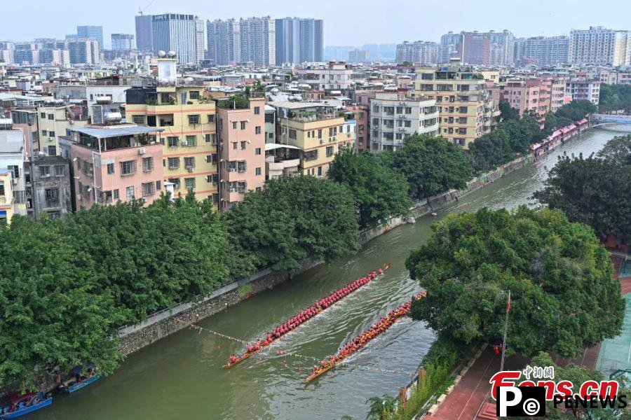 Dragon boat race held to celebrate upcoming festival in S China