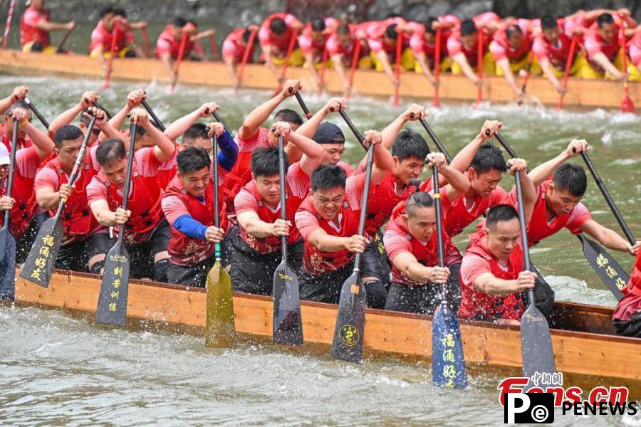 Dragon boat race held to celebrate upcoming festival in S China