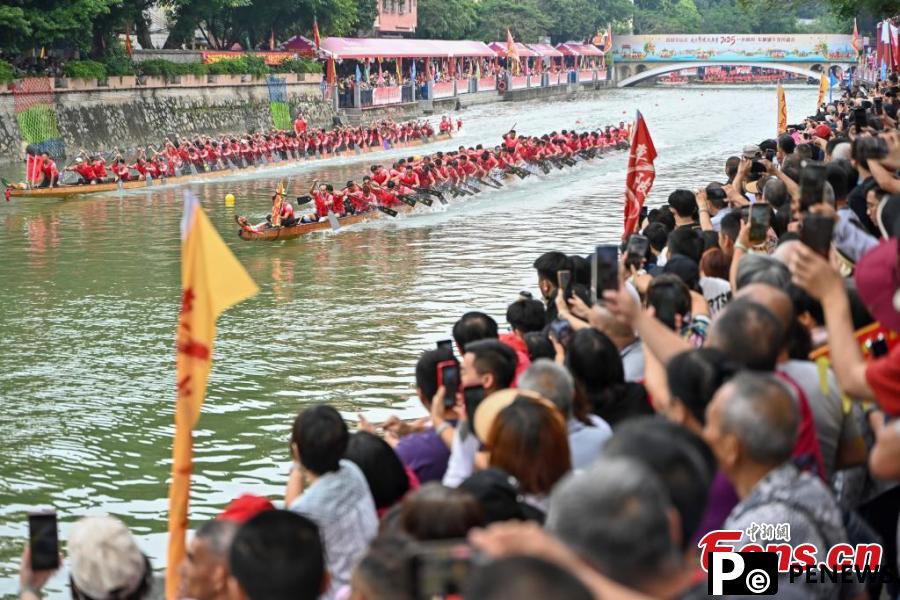 Dragon boat race held to celebrate upcoming festival in S China