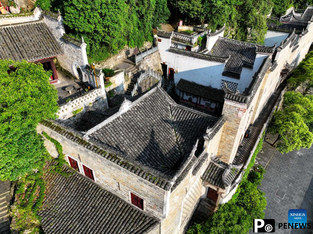 Qinglong Cave Complex: ancient buildings on cliff in China