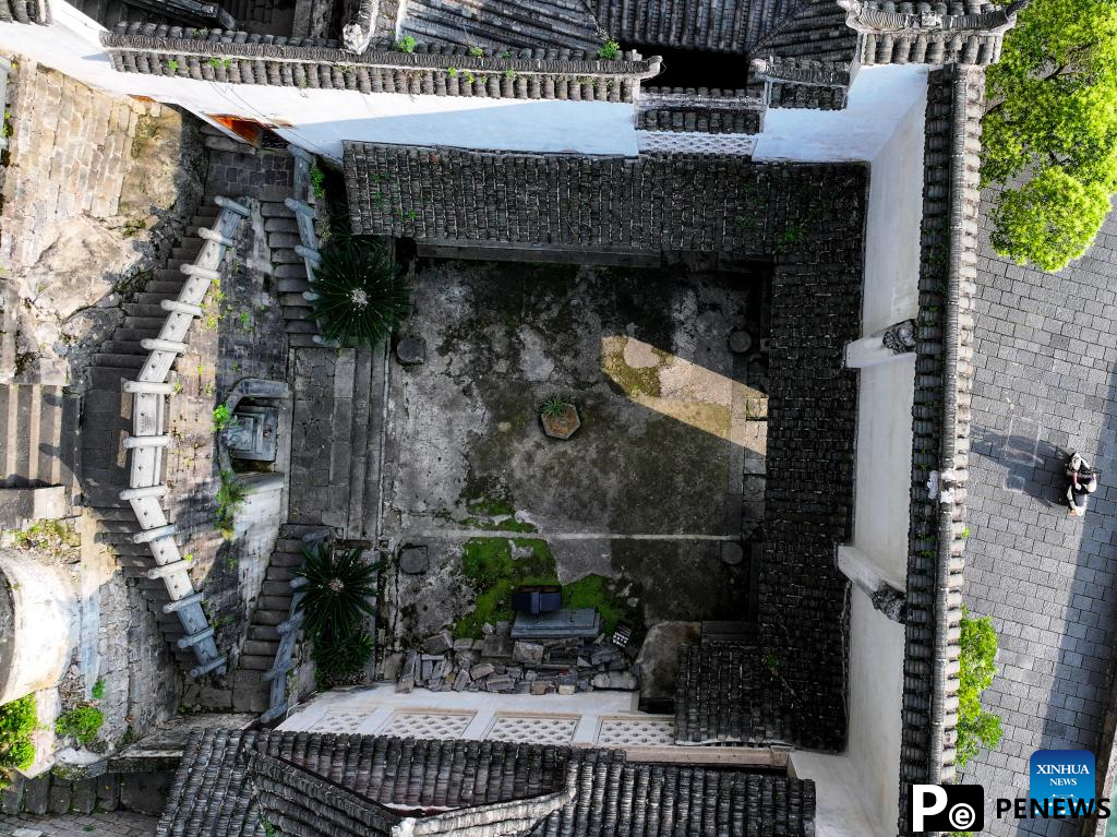 Qinglong Cave Complex: ancient buildings on cliff in China