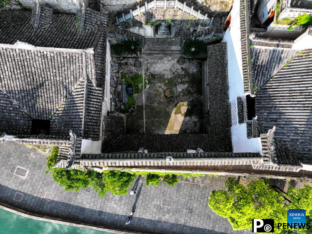 Qinglong Cave Complex: ancient buildings on cliff in China